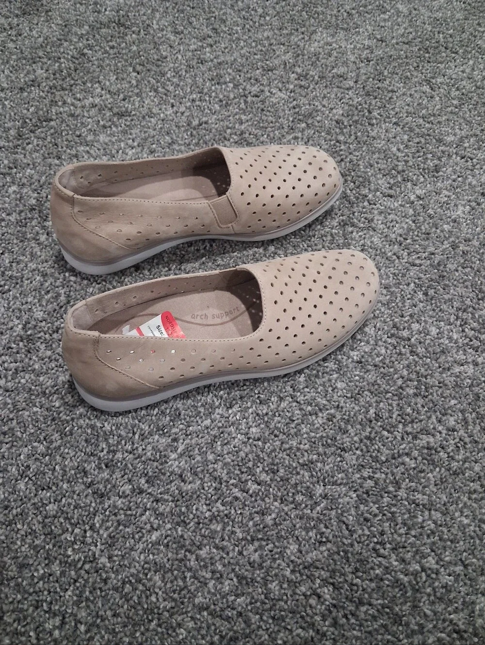 Munro Ridley Perforated Slip On Sneaker. Light Taupe Nubuck Leather. Size 7M NWT